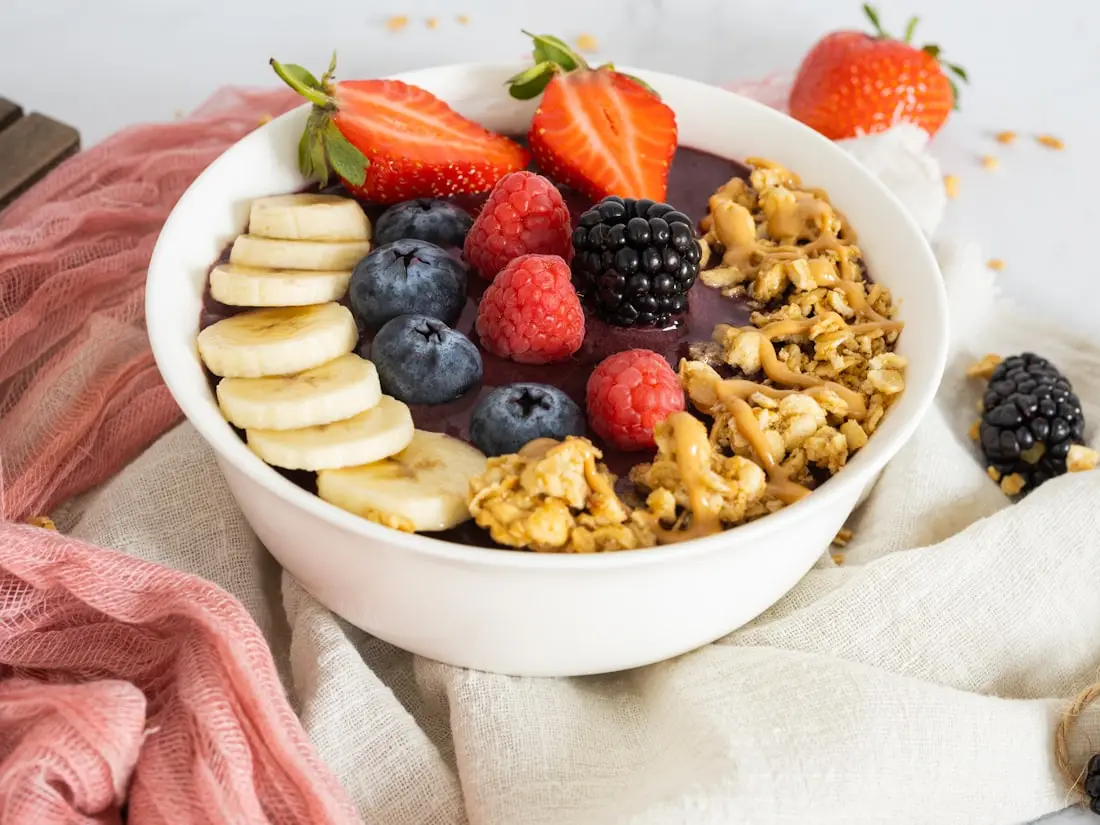 Fertig angerichtete Açaí-Bowl mit Beeren und Granola